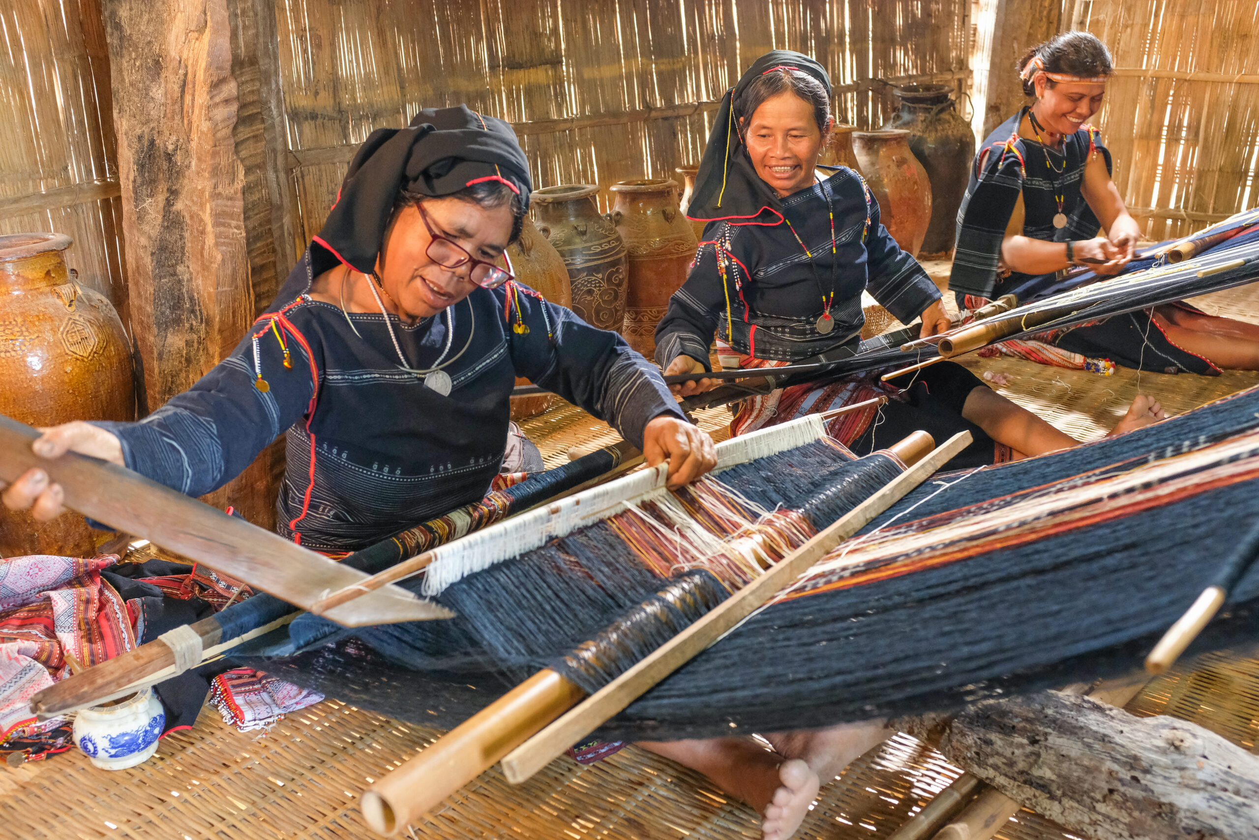 (từ ngoài vào) Cô Đinh Thị Lăm, cô Đinh Thị Hiền, chị Đinh Thị Văn (2)